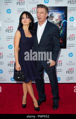 Hilaria Lynn Thomas e Alec Baldwin arrivano al 2012 AFI FEST - "l'aumento dei custodi' Premiere detenute a Grauman del teatro cinese il 4 novembre 2012 a Hollywood, in California. Eden Ari / PRPP / PictureLux Riferimento File # 31689 057PRPPEAA per solo uso editoriale - Tutti i diritti riservati Foto Stock