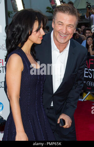 Hilaria Lynn Thomas e Alec Baldwin arrivano al 2012 AFI FEST - "l'aumento dei custodi' Premiere detenute a Grauman del teatro cinese il 4 novembre 2012 a Hollywood, in California. Eden Ari / PRPP / PictureLux Riferimento File # 31689 062PRPPEA per solo uso editoriale - Tutti i diritti riservati Foto Stock