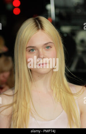 Elle Fanning presso la Premiere mondiale di Summit Entertainment " The Twilight Saga: Rottura dell'alba parte 2'. Gli arrivi presso Nokia Theater L.A. Vive a Los Angeles, CA, 12 novembre 2012. Foto di Joe Martinez / PictureLux Foto Stock