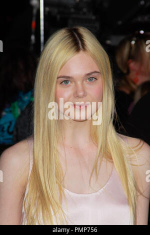 Elle Fanning presso la Premiere mondiale di Summit Entertainment " The Twilight Saga: Rottura dell'alba parte 2'. Gli arrivi presso Nokia Theater L.A. Vive a Los Angeles, CA, 12 novembre 2012. Foto di Joe Martinez / PictureLux Foto Stock