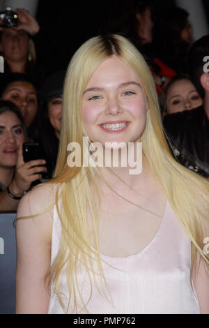 Elle Fanning presso la Premiere mondiale di Summit Entertainment " The Twilight Saga: Rottura dell'alba parte 2'. Gli arrivi presso Nokia Theater L.A. Vive a Los Angeles, CA, 12 novembre 2012. Foto di Joe Martinez / PictureLux Foto Stock