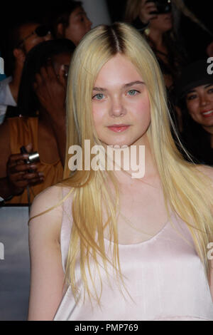 Elle Fanning presso la Premiere mondiale di Summit Entertainment " The Twilight Saga: Rottura dell'alba parte 2'. Gli arrivi presso Nokia Theater L.A. Vive a Los Angeles, CA, 12 novembre 2012. Foto di Joe Martinez / PictureLux Foto Stock