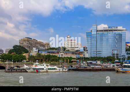 Xiamen, Cina - 14 Settembre 2013: Barche e dello skyline della citta'. Xiamen è un importante e trafficata città portuale della Cina e si classifica tra i top 20 in tutto il mondo Foto Stock