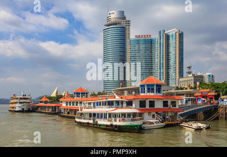 Xiamen, Cina - 14 Settembre 2013: Barche e grattacieli sulla skyline della citta'. Xiamen è un importante e trafficata città portuale della Cina e si classifica tra i top Foto Stock