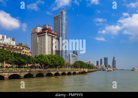 Xiamen, Cina - 14 Settembre 2013: grattacieli sullo skyline della città. Xiamen è un importante e trafficata città portuale della Cina e si classifica tra i top 20 in Foto Stock