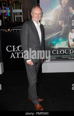 Jim Broadbent alla premiere di Warner Brothers Pictures' 'Cloud Atlas". Gli arrivi presso Grauman's Chinese Theatre a Hollywood, CA, 24 ottobre 2012. Foto di Joe Martinez / PictureLux Foto Stock