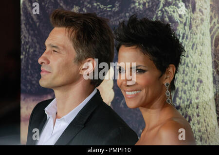 Olivier Martinez e Halle Berry alla premiere di Warner Brothers Pictures' 'Cloud Atlas". Gli arrivi presso Grauman's Chinese Theatre a Hollywood, CA, 24 ottobre 2012. Foto di Joe Martinez / PictureLux Foto Stock