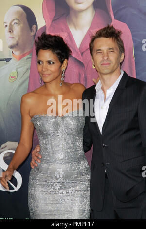 Olivier Martinez e Halle Berry alla premiere di Warner Brothers Pictures' 'Cloud Atlas". Gli arrivi presso Grauman's Chinese Theatre a Hollywood, CA, 24 ottobre 2012. Foto di Joe Martinez / PictureLux Foto Stock