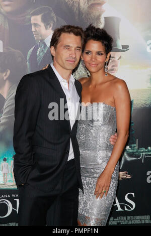 Olivier Martinez e Halle Berry alla premiere di Warner Brothers Pictures' 'Cloud Atlas". Gli arrivi presso Grauman's Chinese Theatre a Hollywood, CA, 24 ottobre 2012. Foto di Joe Martinez / PictureLux Foto Stock