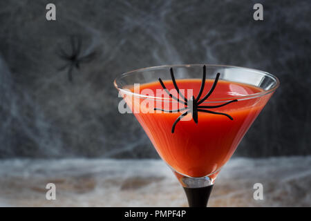 Bloody Mary cocktail, spider web sfondo per Halloween, il fuoco selettivo. Foto Stock