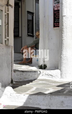 Grecia, l'isola di vacanza di iOS nelle Cicladi. Il vicolo che conduce alla piazza principale. Affascinanti case del vecchio villaggio lungo una strada stretta. Foto Stock