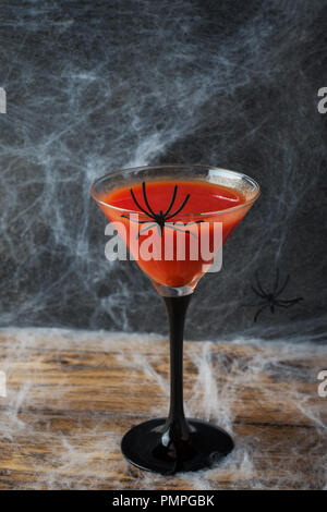 Bloody Mary cocktail, spider web sfondo per Halloween, il fuoco selettivo. Foto Stock