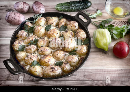 Il principe di patate : in forno i giovani di patate con formaggio. Mangiare con le verdure. Cucina russa. Foto Stock