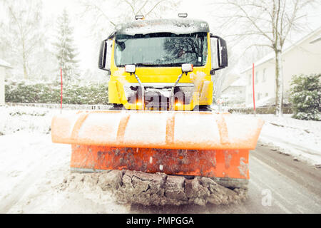 Spartineve rimuove la neve fuori strada ghiacciata in inverno Foto Stock