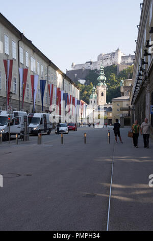 Citycenter di Salisburgo, Tirolo Austria, con le bandiere per il vertice UE 2018. Foto Stock