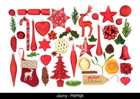 I simboli del Natale con l'albero ninnolo decorazioni, inverno flora e articoli alimentari su sfondo bianco. Festa di Natale carta per la stagione delle vacanze. Foto Stock