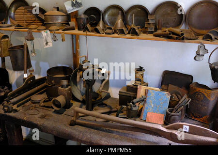 Tin smiths work shop a Ryedale Folk Museum, Hutton Le Hole Foto Stock