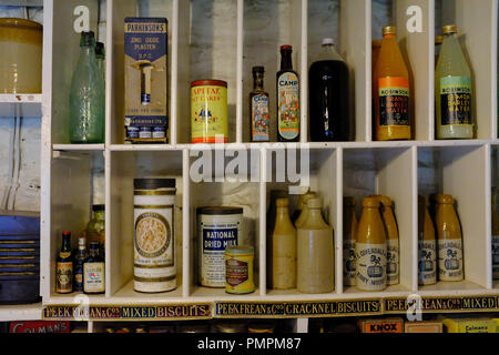 All'interno del borgo store presso Ryedale Folk Museum, Hutton Le Hole, Yorkshire Regno Unito Foto Stock