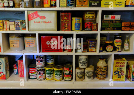 All'interno del borgo store presso Ryedale Folk Museum, Hutton Le Hole, Yorkshire Regno Unito Foto Stock