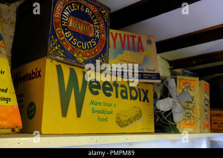 All'interno del borgo store presso Ryedale Folk Museum, Hutton Le Hole, Yorkshire Regno Unito Foto Stock