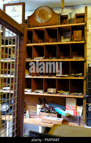 All'interno del post office al Ryedale Folk Museum, Hutton Le Hole, Yorkshire Regno Unito Foto Stock