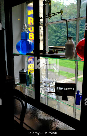 Vintage farmacia a Ryedale Folk Museum, Hutton Le Hole, Yorkshire Regno Unito Foto Stock