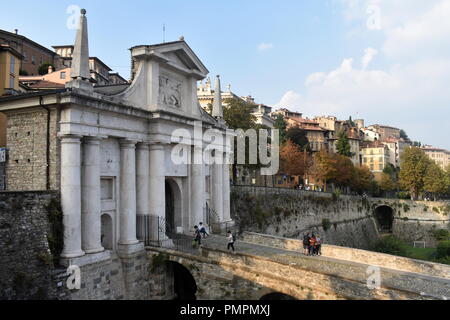 Italia, la graziosa città medievale di Bergamo. L'elegante porta San Giacomo, che è una porta attraverso le mura della città per il centro storico. Foto Stock