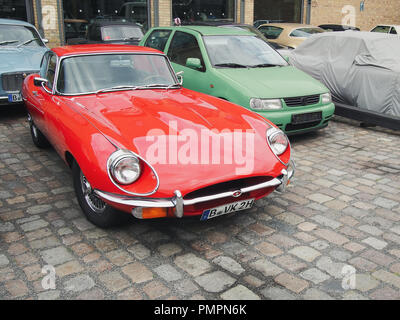 Berlino, Germania-luglio 30, 2016: Jaguar E-Type Serie 2 Coupé (aka Jaguar XK-E) presso le strade della città Foto Stock
