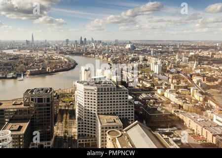 Londra, Inghilterra, 27 Febbraio 2015: Il fiume Tamigi si snoda attraverso il paesaggio urbano della zona est di Londra come si vede dalla Docklands Canary Wharf Tower. Foto Stock