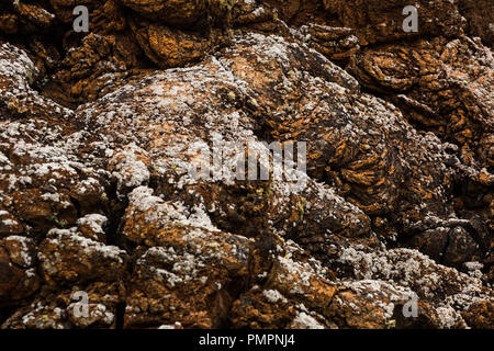 Strati di roccia del flusso di lava da una eruzione vulcanica in campi di lava a Lanzarote Foto Stock