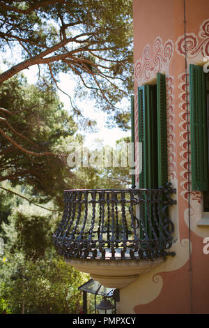 Decorativo in ferro battuto balcone su una parete esterna della casa di Gaudi, Museo Gaudi Casa, nel Parc Guell, Barcellona Foto Stock