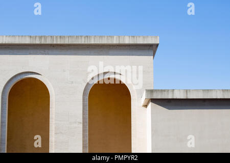 Dettagli dal moderno nel settore del trasporto marittimo di passeggeri dell'edificio del terminal del porto di Napoli, Italia Foto Stock