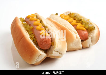 Gustoso Hotdog con salsa di verdure e isolato su bianco Foto Stock