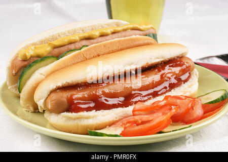 Gustoso Hotdog con salsa di verdure e isolato su bianco Foto Stock