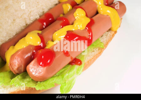 Gustoso Hotdog con salsa di verdure e isolato su bianco Foto Stock