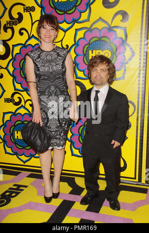 Peter Dinklage, Erica Schmidt 23/09/2012 La 64a annuale di Primetime Emmy Awards HBO dopo essere partito svoltasi al Pacific Design Center in West Hollywood, CA Foto di Izumi Hasegawa / HNW / PictureLux Foto Stock