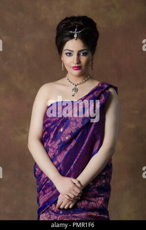 Bella donna asiatica che indossa Sari Foto Stock