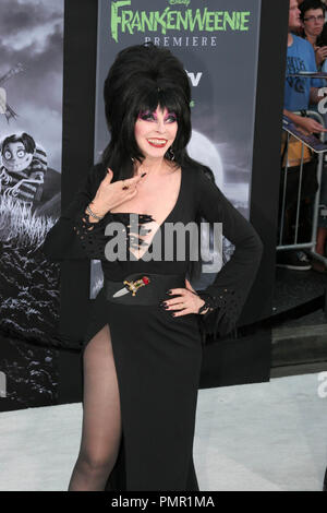 Cassandra Peterson (Elvira) presso il Los Angeles premiere della Disney Frankenweenie "". Gli arrivi presso l'El Capitan theater a Hollywood, CA, 24 settembre 2012. Foto di: Carrie Chavez / PictureLux Foto Stock