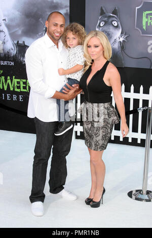 Kendra Wilkinson, marito Hank Baskett e figlio presso il Los Angeles premiere della Disney Frankenweenie "". Gli arrivi presso l'El Capitan theater a Hollywood, CA, 24 settembre 2012. Foto di: Carrie Chavez / PictureLux Foto Stock