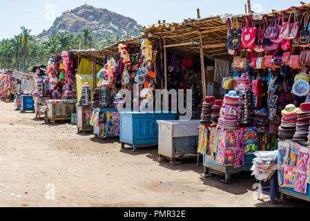 Hampi il mercato delle pulci di rivestimento del street nella parte anteriore del Tempio Virupaksha in Hampi, Karnataka, India Foto Stock