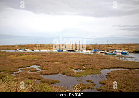 Una vista di Morston Creek e saline sulla costa North Norfolk a Morston, Norfolk, Inghilterra, Regno Unito, Europa. Foto Stock