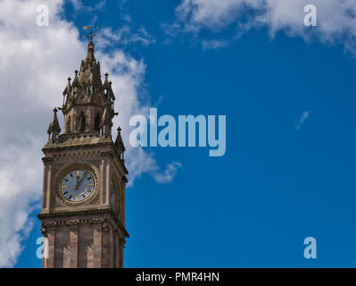 La torre con orologio a Belfast prima di cielo blu con nuvole di luce