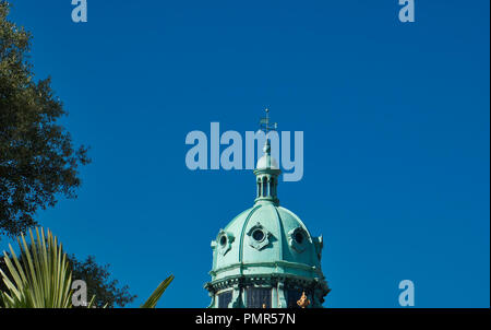 Una luce tonda cupola verde con un mulino a vento sulla parte superiore prima di cielo blu Foto Stock