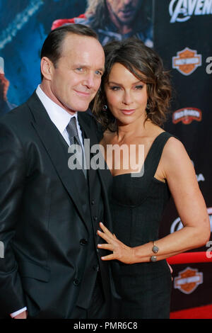 Clark Gregg e Jennifer Grey presso la Premiere mondiale di 'Meraviglia's I VENDICATORI". Gli arrivi presso El Capitan theater a Hollywood, CA, 11 aprile 2012. Foto di Joe Martinez / PictureLux Foto Stock