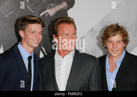 Arnold Schwarzenegger con figli Patrick e Christopher alla premiere di Lionsgate Films" "Le parti soggette a usura 2'. Gli arrivi presso Grauman's Chinese Theatre a Hollywood, CA, 15 agosto 2012. Foto di Joe Martinez / PictureLux Foto Stock