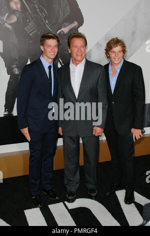 Arnold Schwarzenegger con figli Patrick e Christopher alla premiere di Lionsgate Films" "Le parti soggette a usura 2'. Gli arrivi presso Grauman's Chinese Theatre a Hollywood, CA, 15 agosto 2012. Foto di Joe Martinez / PictureLux Foto Stock