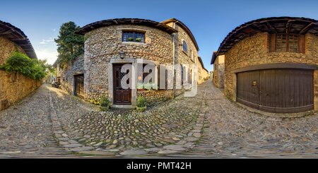 Visualizzazione panoramica a 360 gradi di Pérouges Village Médiéval rue des Rondes 2742