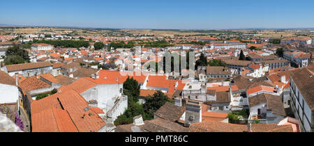 La vista sulla città case residenziali che circondano la Cattedrale (Se) di Evora dal tetto della chiesa. Portogallo Foto Stock