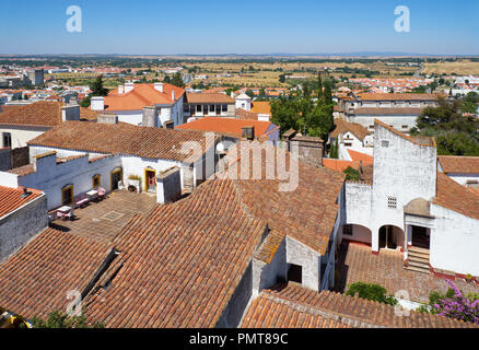 La vista sulla città case residenziali che circondano la Cattedrale (Se) di Evora dal tetto della chiesa. Portogallo Foto Stock