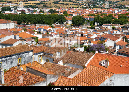 La vista sulla città case residenziali che circondano la Cattedrale (Se) di Evora dal tetto della chiesa. Portogallo Foto Stock